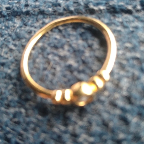A ring - Picture 2 of 2